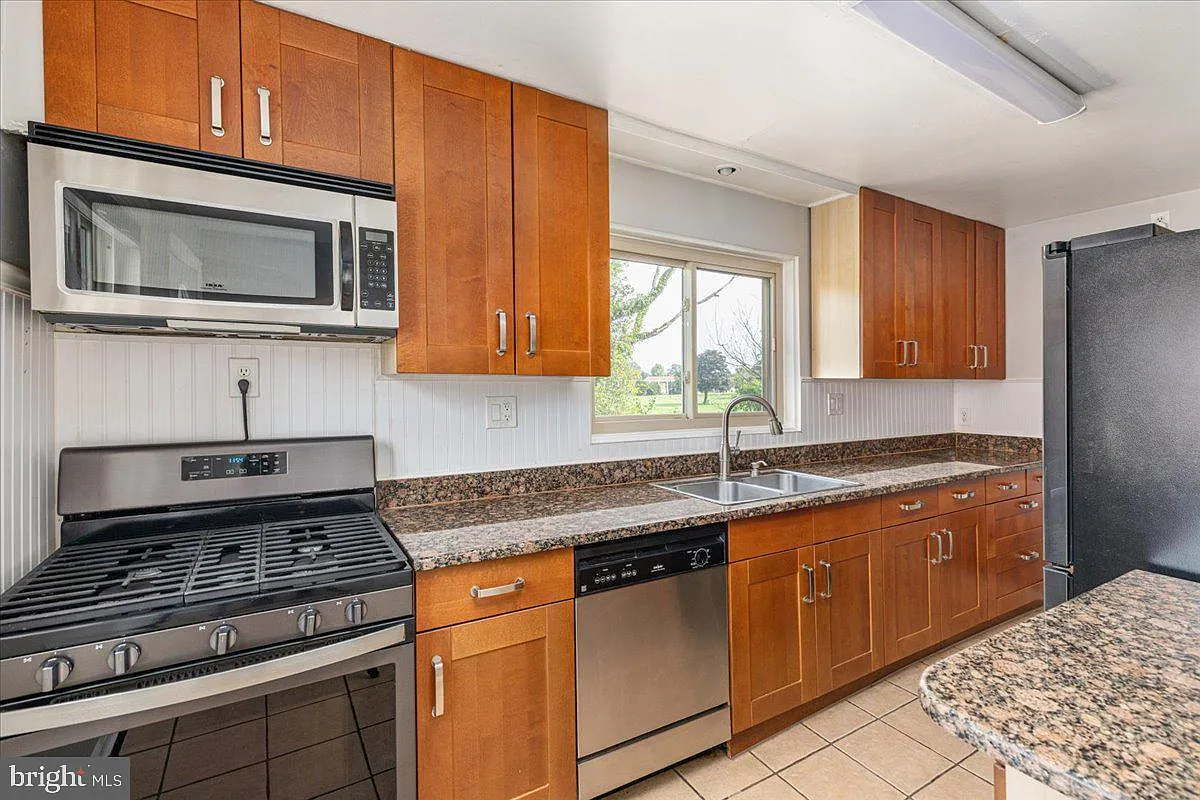 4 bed, 2.0 bath, 2125 sqft, $3,950 — Photo 4