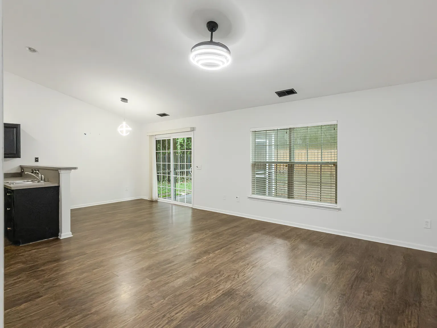 3 bed, 1157 sqft, $1,950 — Photo 2
