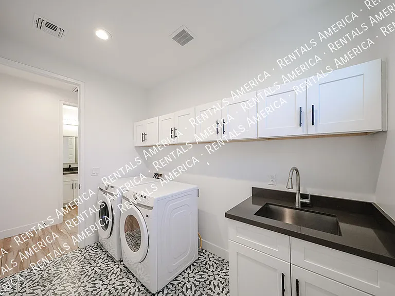 2418 E Amelia Ave — Photo 35
