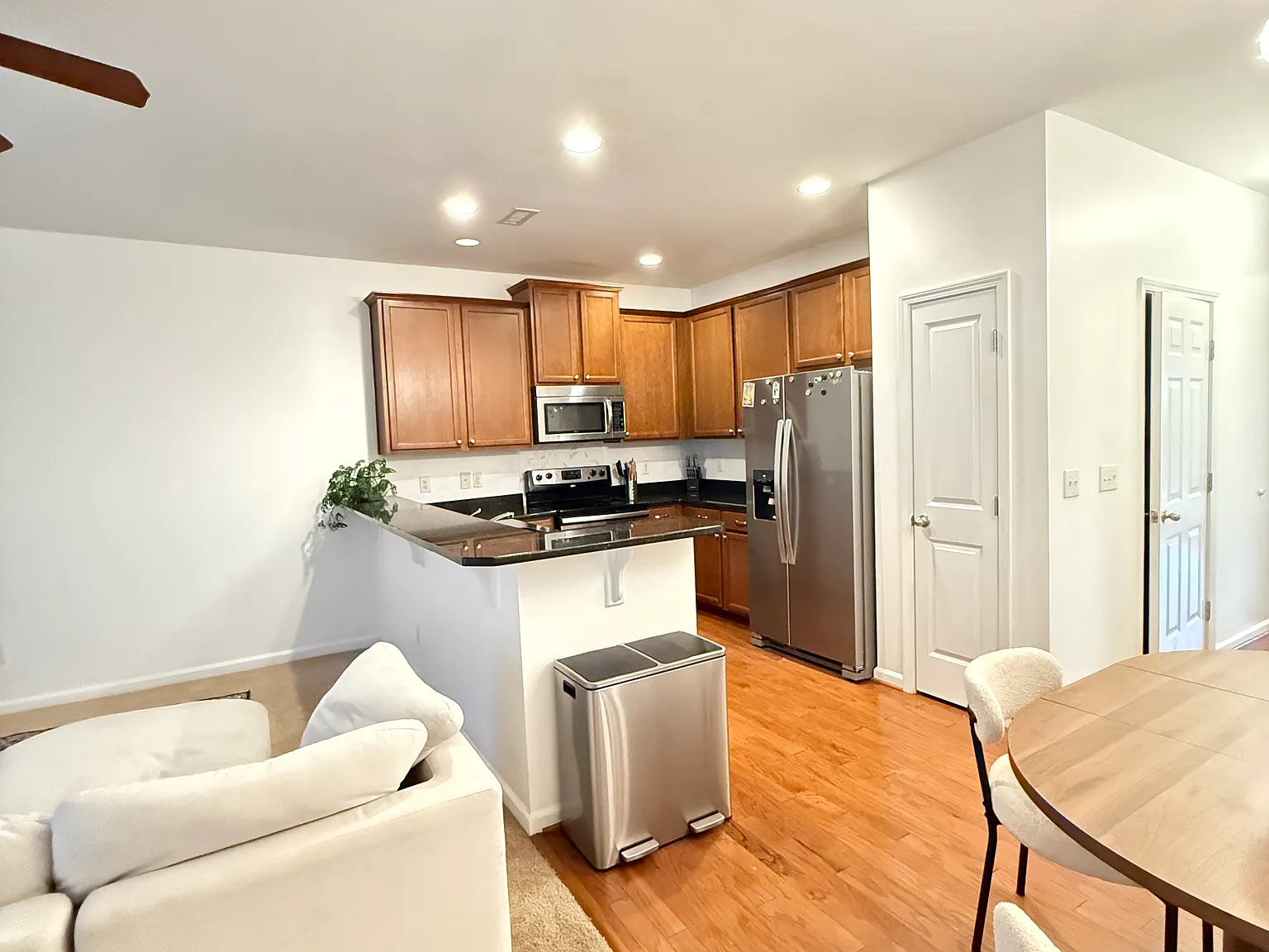 3 bed, 1451 sqft, $1,799 — Photo 2