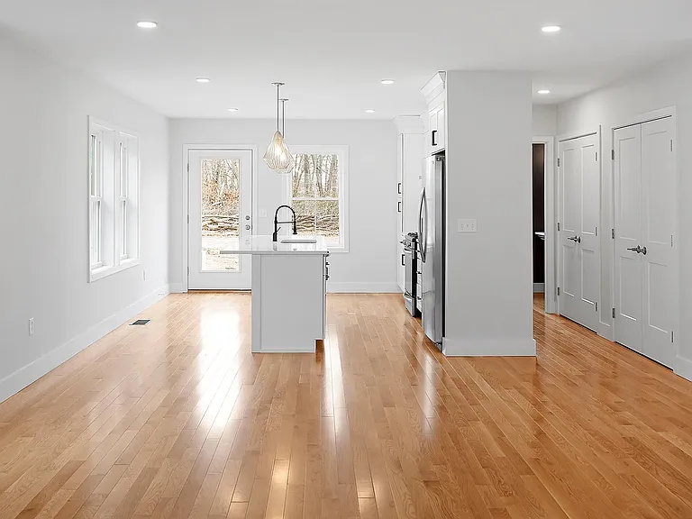 129 Graystone St — Photo 6