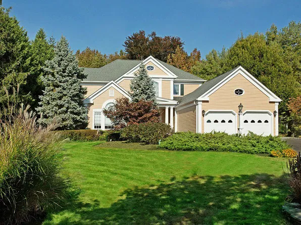 19 Meadow Ln, Manhasset, NY 11030