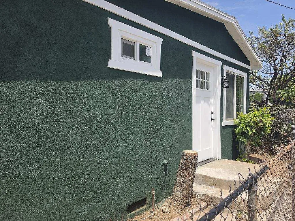 3 bed, 900 sqft, $2,700 — Photo 1