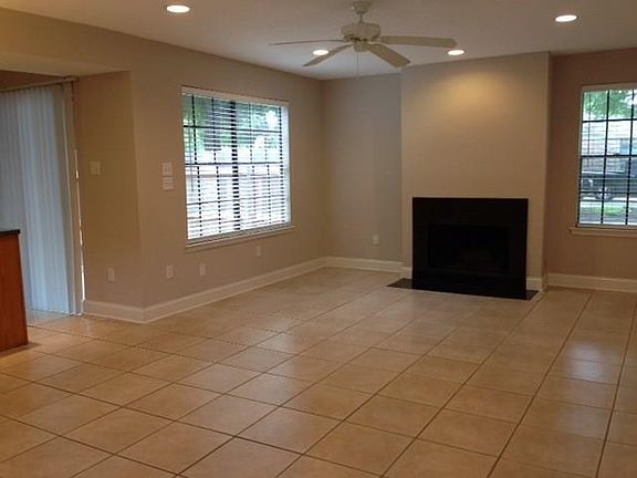 5th image of 4122 Loire Dr APT A