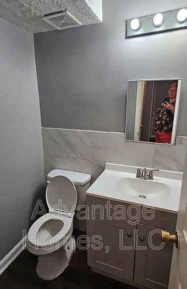721 N 70th Ter — Photo 5