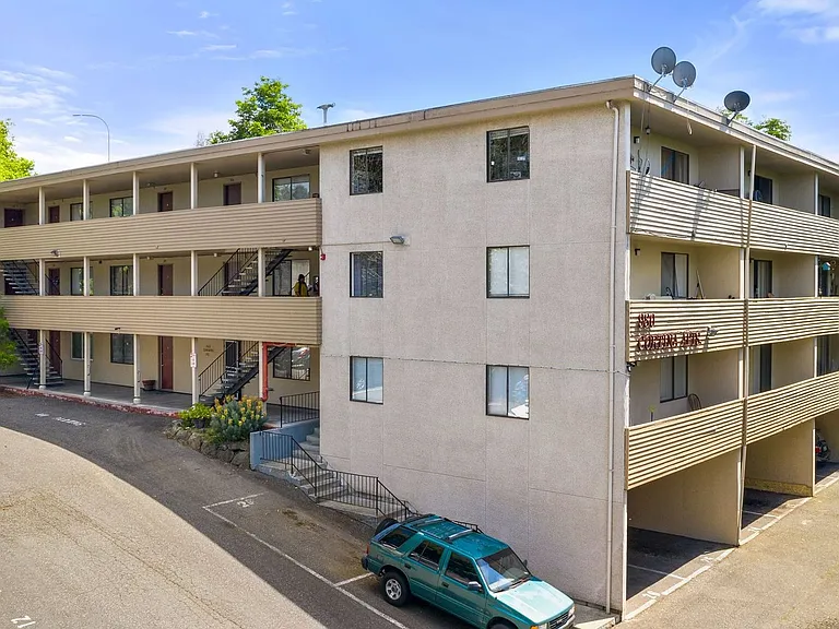 Cortina Apartments — Photo 14