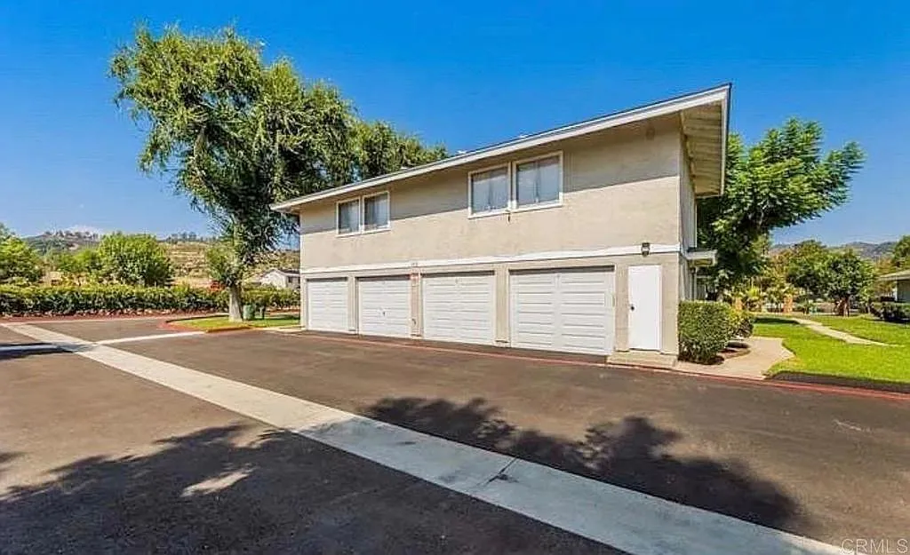 2 bed, 1.5 bath, 996 sqft, $3,000 — Photo 1
