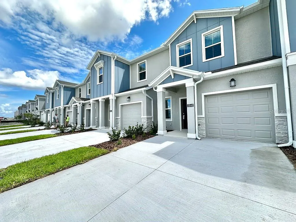 3 bed, 2.5 bath, 1689 sqft, $2,370 — Photo 3