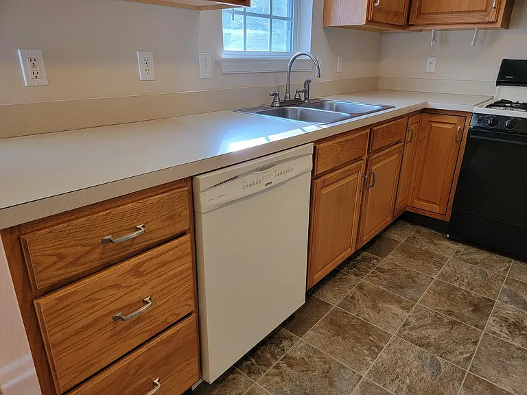673 Rockwood Dr — Photo 4