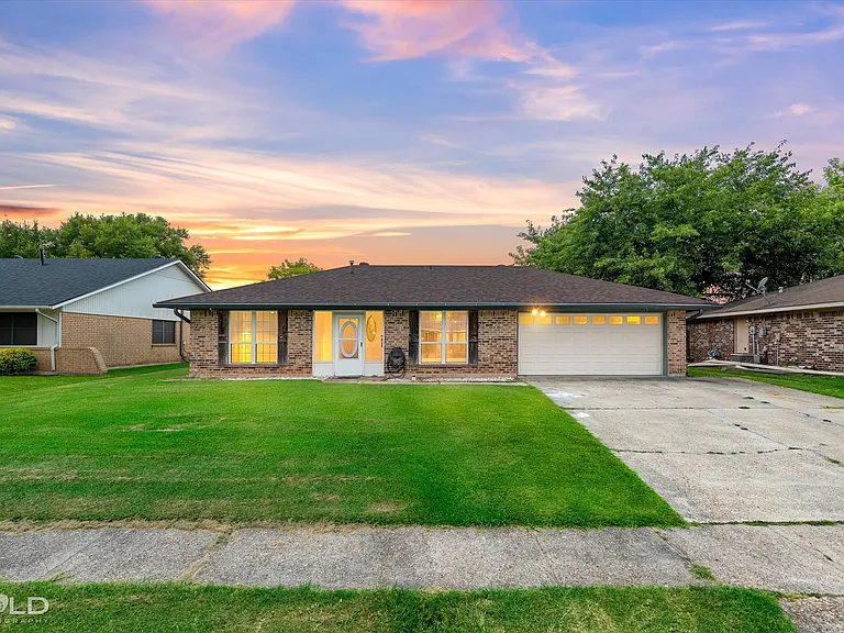 5318 Foxglove Dr — Photo 2
