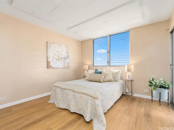 3370 Salt Lake Blvd APT 301, Honolulu, HI 96818