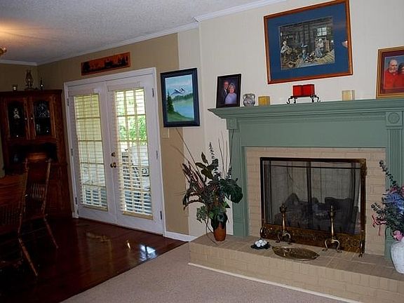 3rd image of 198 Charles Cir SE