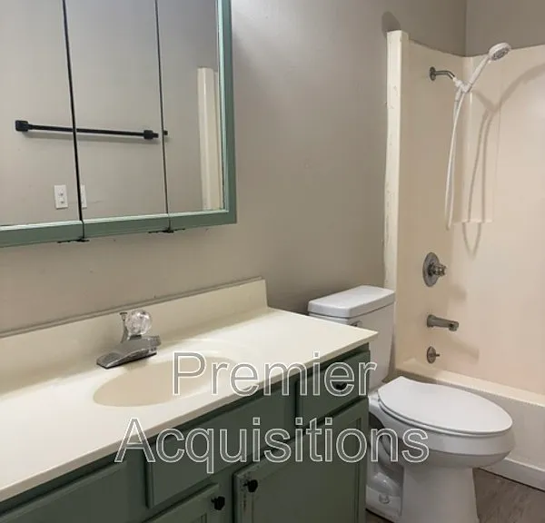 201 E Woodlawn Ave #15 — Photo 3