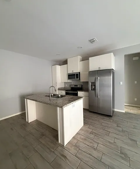 1304 W Heritage Dr #3 — Photo 2