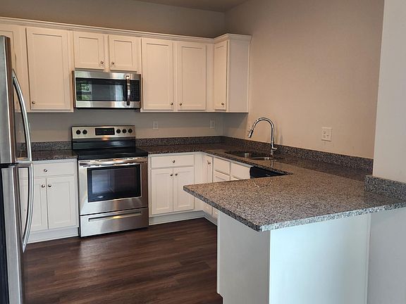 Kitchen and peninsula