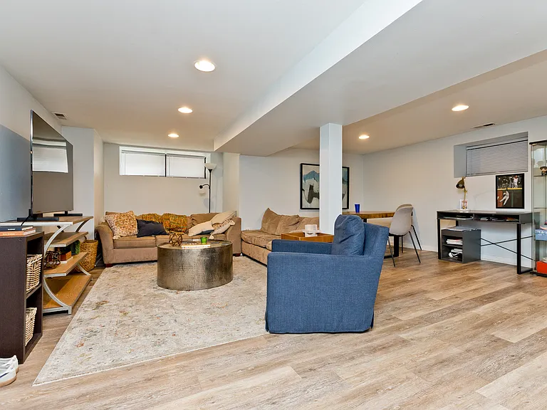 900 W Newport Ave #G — Photo 11