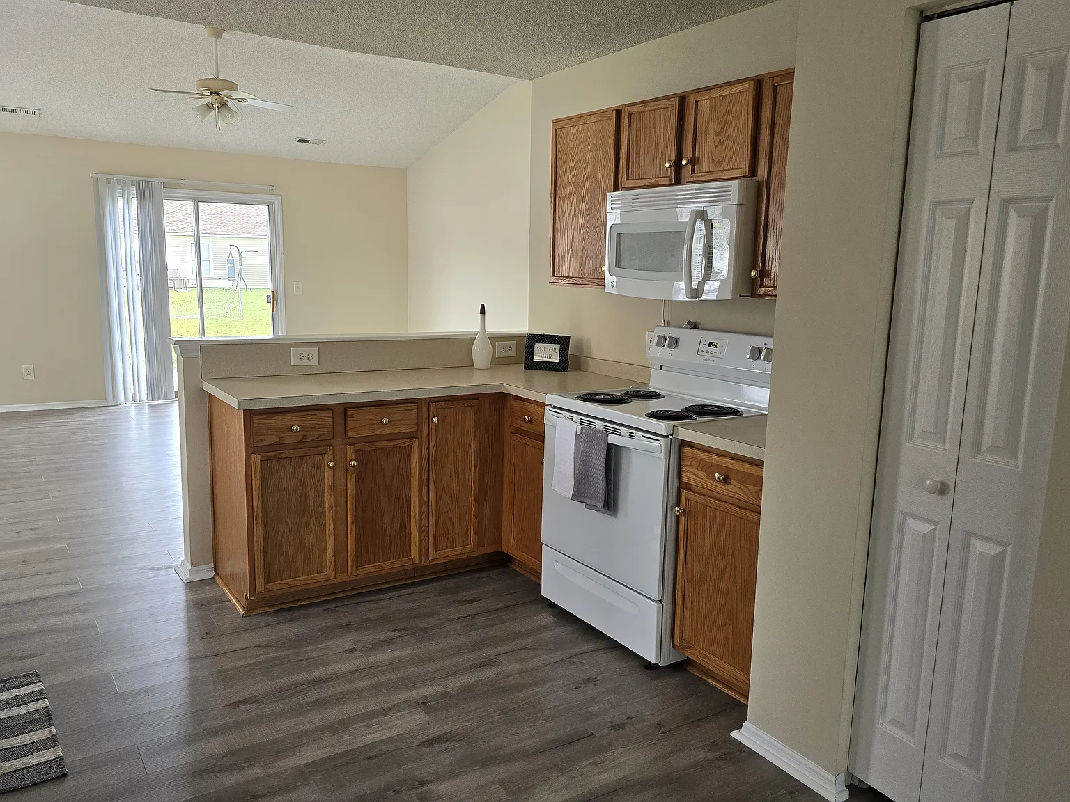 3 bed, 1444 sqft, $2,000 — Photo 2