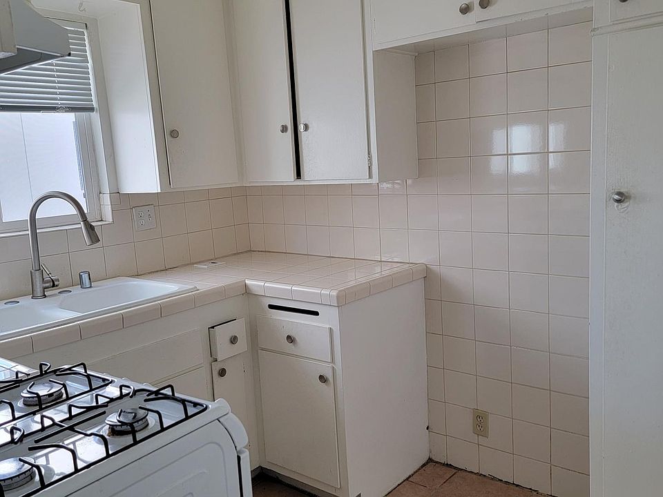 2nd image of 16004 Cantlay St APT 10