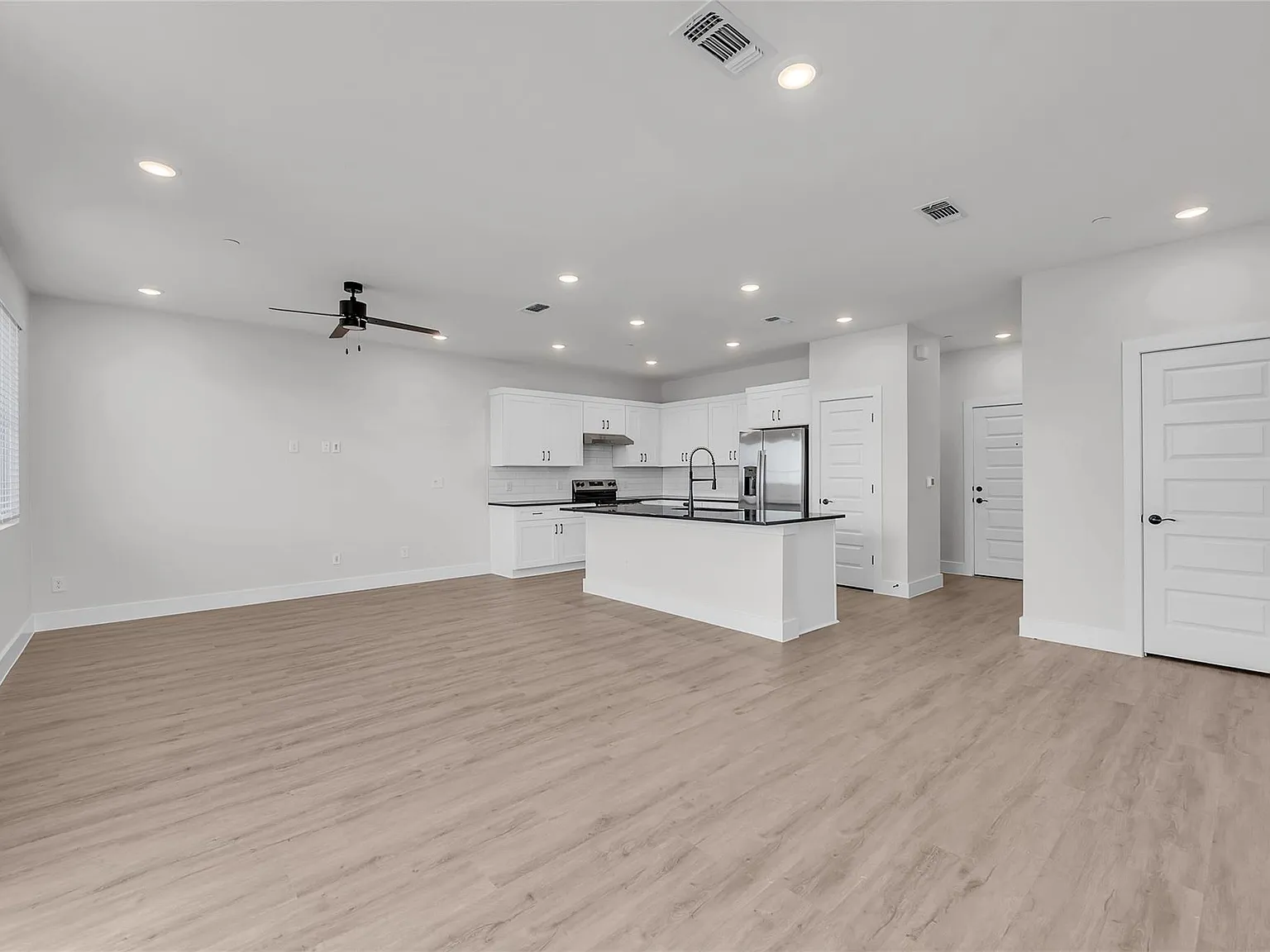 4 bed, 2.5 bath, 1941 sqft, $2,686 — Photo 4