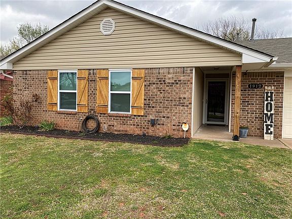 3rd image of 1912 Chandler Dr
