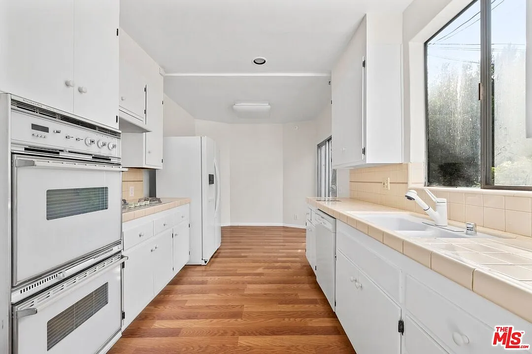 3 bed, 2.0 bath, 1929 sqft, $5,995 — Photo 4