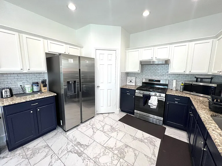 2106 Huxley Ln — Photo 12