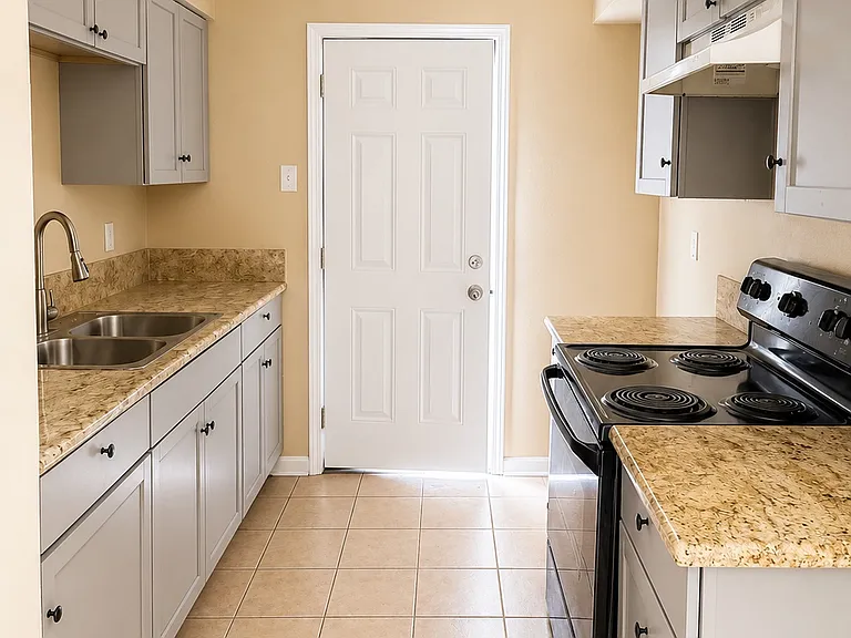 520 Homewood Pl — Photo 2