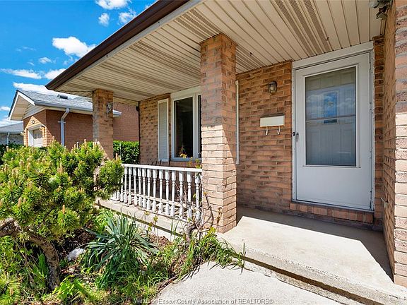 3rd image of 1042 Brookview Cres