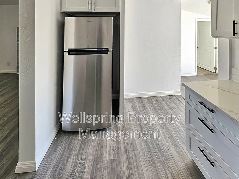 327 W Haloid Ave — Photo 5