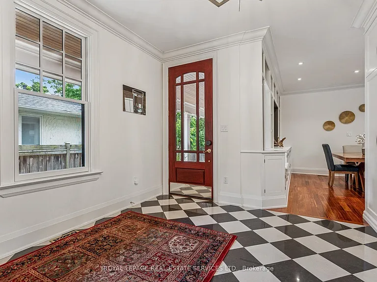 335 Lakeshore Rd W — Photo 10