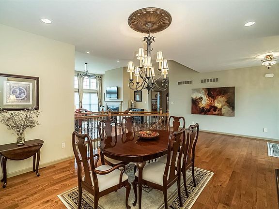 4th image of 9900 Grandview Hill Ct