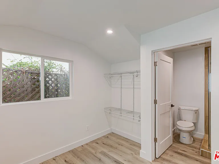 11918 Rochester Ave — Photo 15