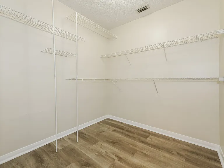 304 Lakeview Dr E — Photo 11