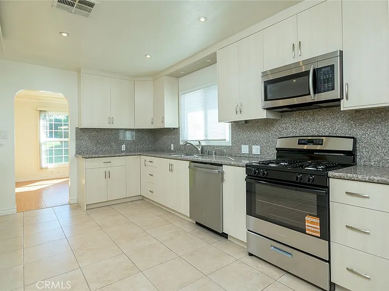 2111 N Verdugo Rd — Photo 21