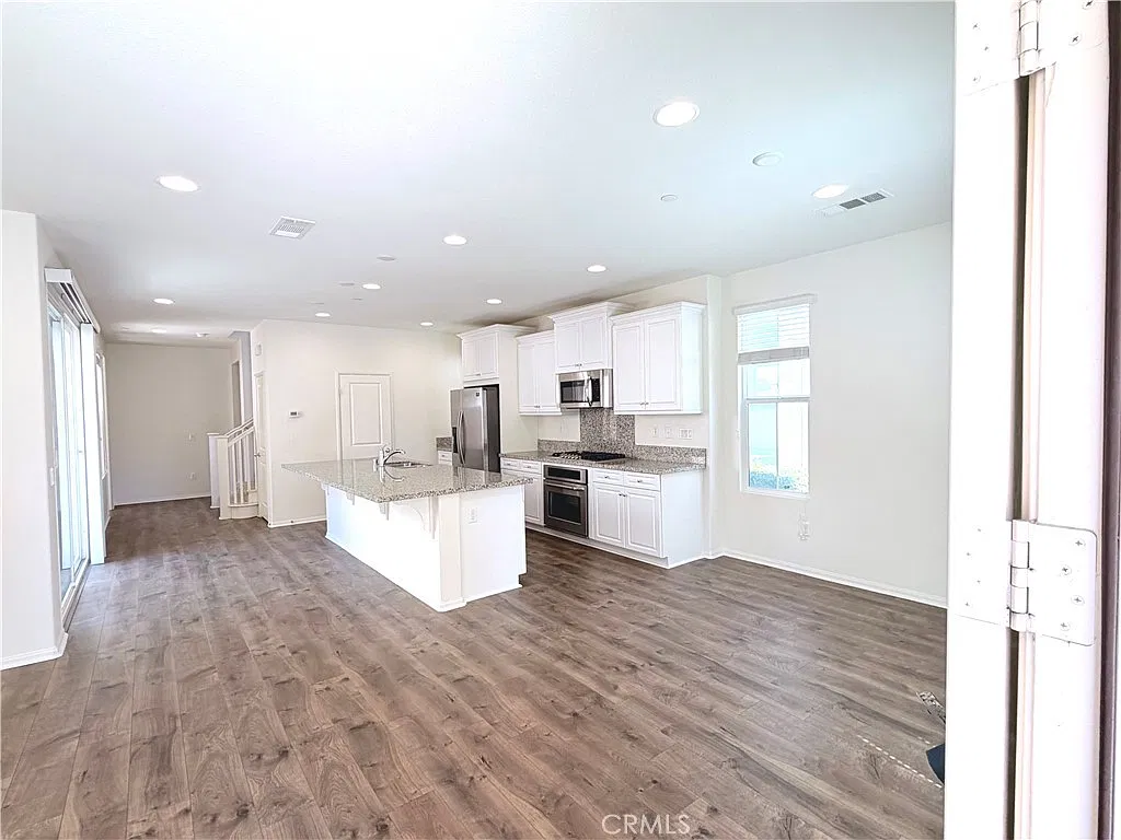 3 bed, 3.5 bath, 2134 sqft, $5,000 — Photo 4