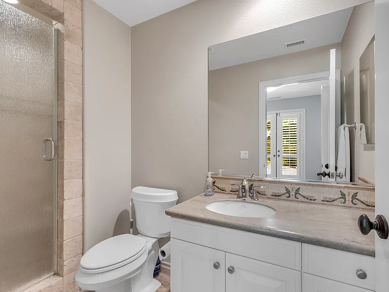 Downstairs en suite full bathroom