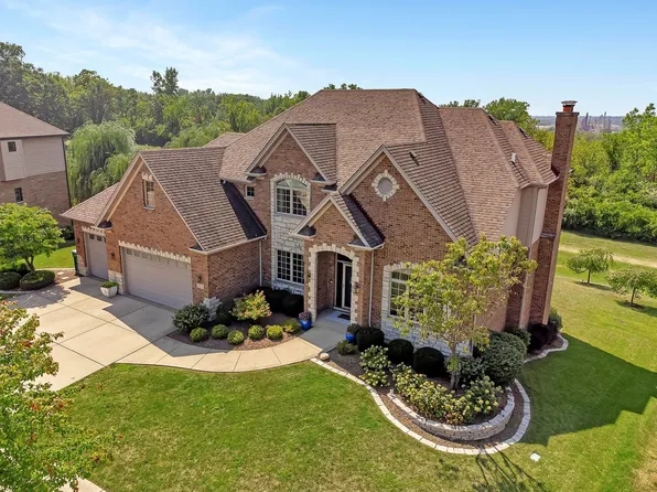 12390 Briarcliffe Dr, Lemont, IL 60439