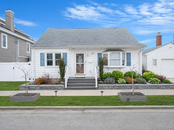 677 S 9th Street, Lindenhurst, NY 11757