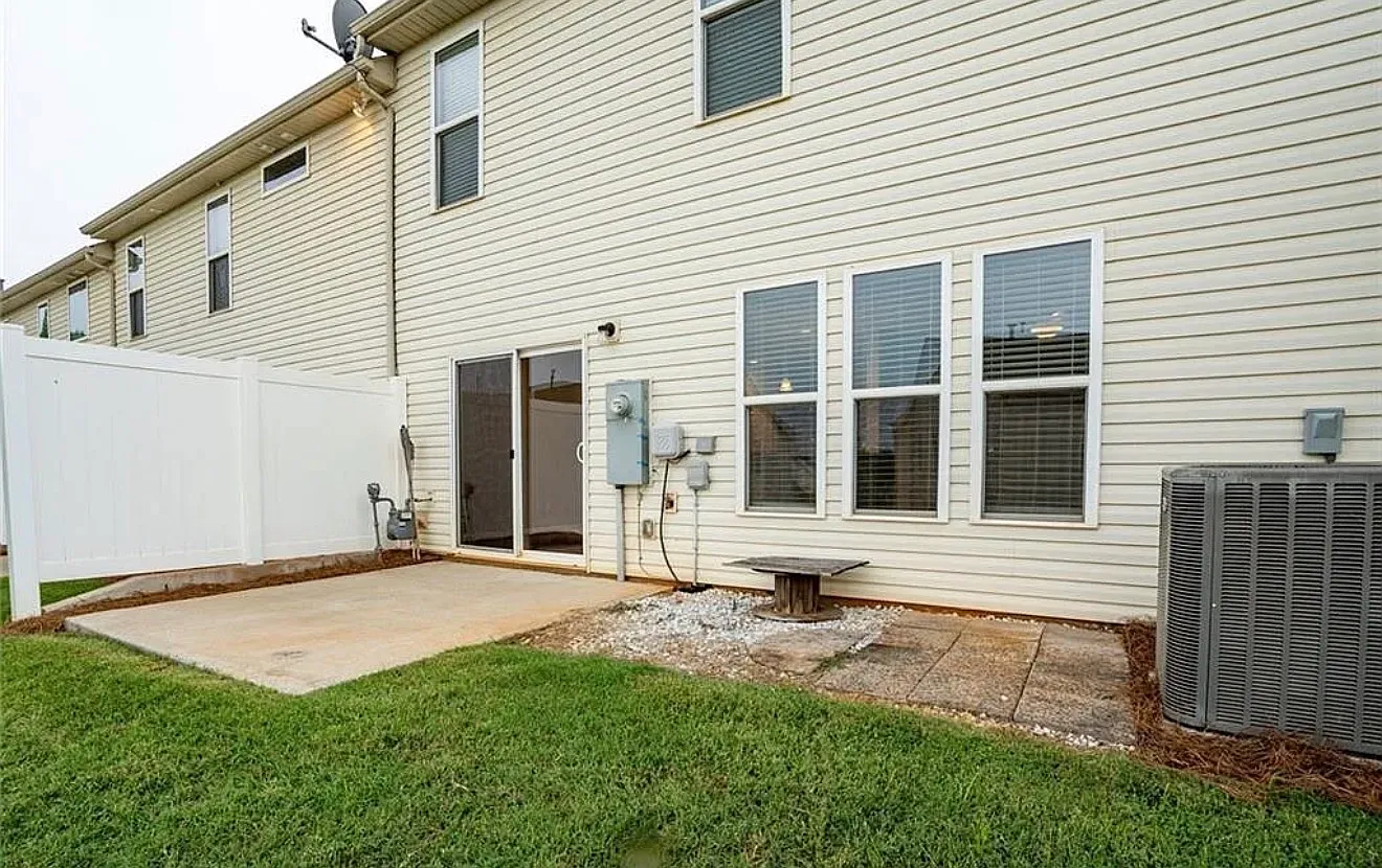 3 bed, 2.5 bath, 1896 sqft, $2,600 — Photo 4