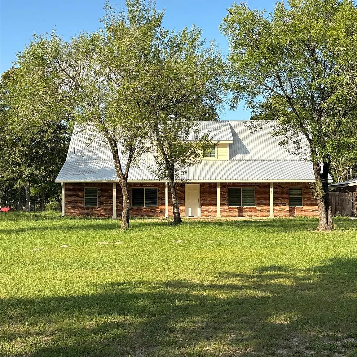 5 bed, 2.5 bath, 2576 sqft, $2,450 — Photo 2