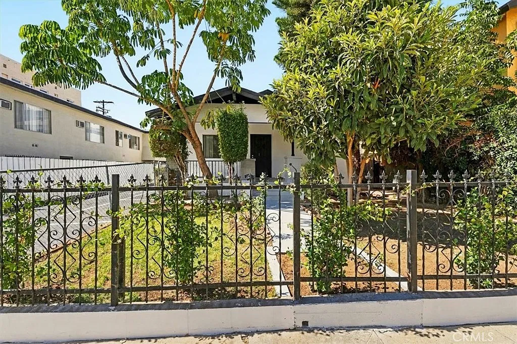 2 bed, 1000 sqft, $4,300 — Photo 1