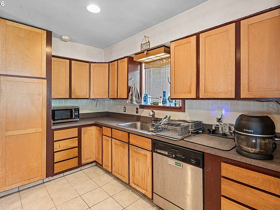 4th image of 2419 NE 59th St