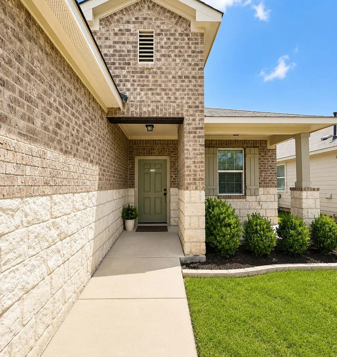 4 bed, 3.0 bath, 2322 sqft, $2,300 — Photo 2