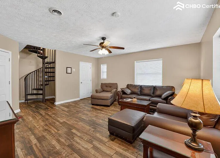 1332 W Andrew Johnson Hwy #9 — Photo 3