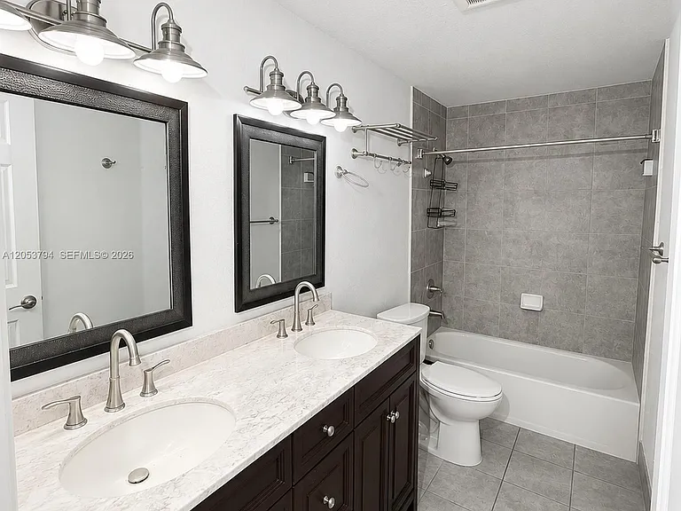 985 SW 10th St #3 — Photo 7