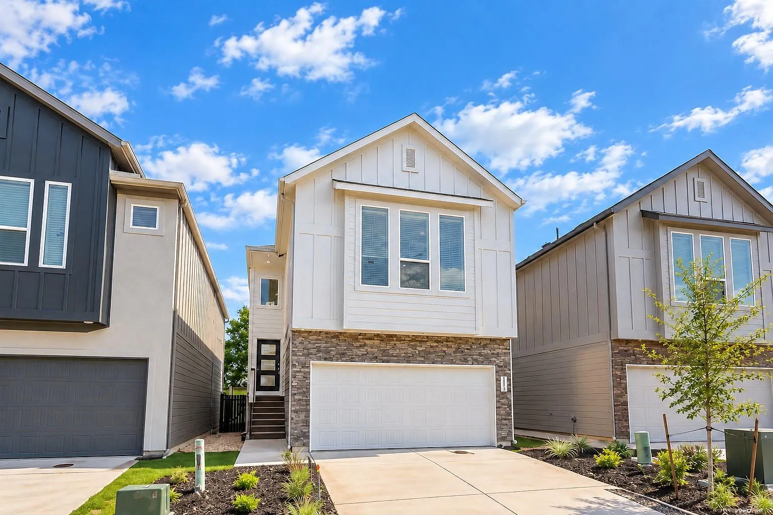 3 bed, 2.5 bath, 2005 sqft, $2,695 — Photo 1