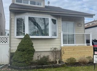 6 Manchester Dr, Staten Island, NY 10312