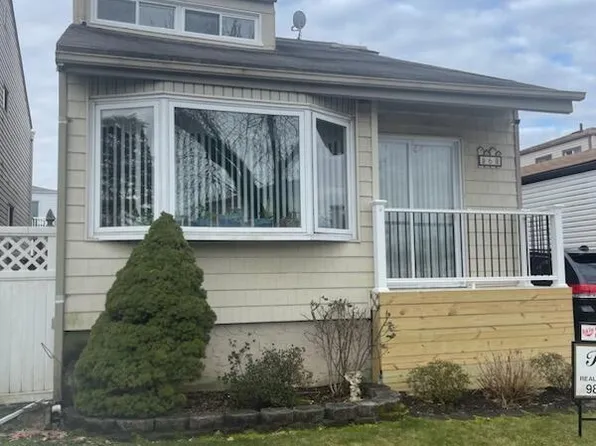 6 Manchester Dr, Staten Island, NY 10312