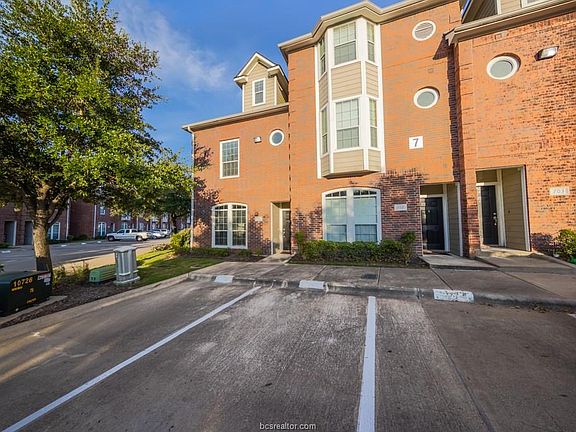 4th image of 305 Holleman Dr #701