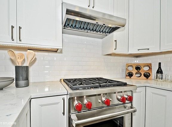 2nd image of 818 W Wrightwood Ave #3
